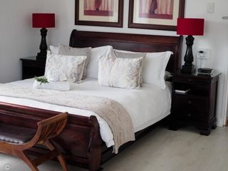 honeymoon suite with king bed accommodation pe 8